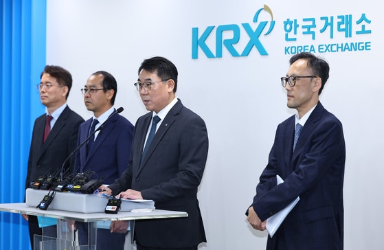 이승우 주가조작 근절 합동대응단장(오른쪽 두번째)이 23일 불공정거래 사건 브리핑을 하고 있다. [뉴시스]