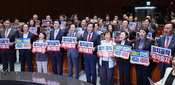 국민의힘은 24일 오후 필리버스터 진행 여부를 결정하는 비상의원총회를 연다. 사진은 지난 19일 국민의힘 장동혁 대표 등 의원들이 국회에셔 연 의원총회 모습. 임현동 기자.