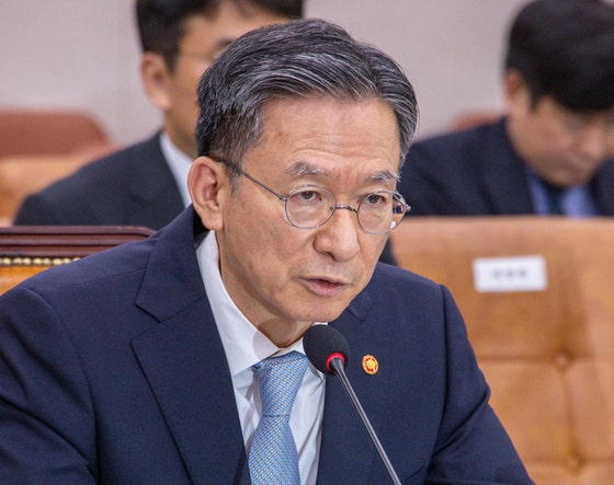 정성호 법무부 장관이 국회에서 열린 국회 법제사법위원회 전체 회의에 출석해 의원 질의에 답하고 있다. 연합뉴스