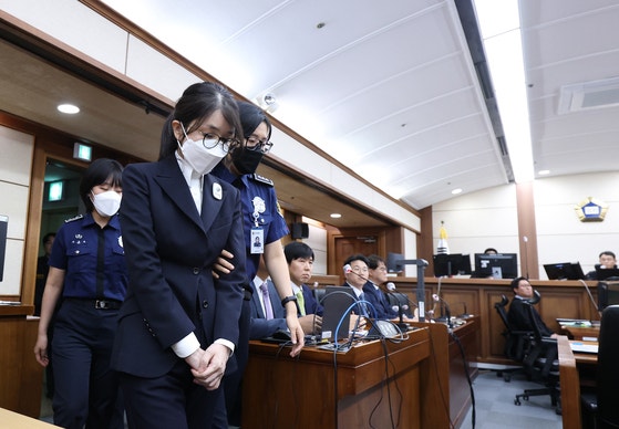 [사진] 헌정사 첫 법정 선 전 대통령 부인