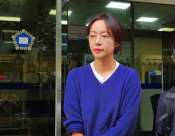 '<b>회삿돈</b> 42억 <b>횡령</b>' <b>황정음</b>, 1심 집유…눈물 흘리며 법정 나왔다