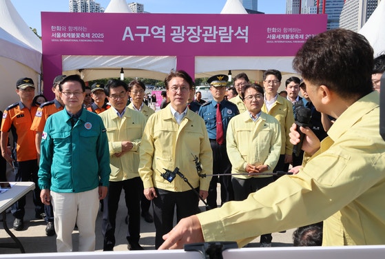 김민석 국무총리가 27일 서울 영등포구 여의도 한강공원을 찾아 서울세계불꽃축제 안전관리 종합대책 보고를 받고 있다.연합뉴스