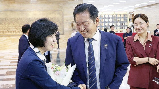 21일 서울 여의도 국회 본회의에서 법제사법위원회 위원장으로 선출된 더불어민주당 추미애 의원이 본회의장을 나서며 정청래 대표와 인사를 나누고 있다. 연합뉴스