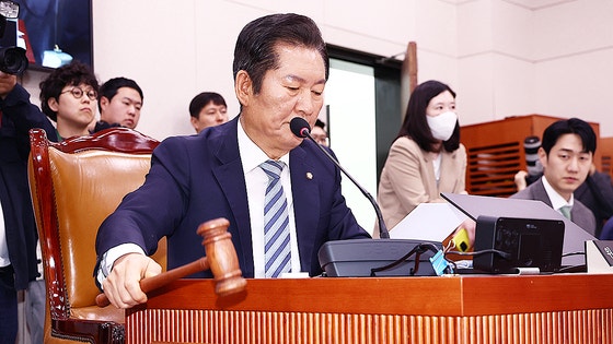 정청래 법제사법위원장이 2일 오후 서울 여의도 국회에서 열린 법제사법위원회 전체회의에서 안건을 상정하며 의사봉을 두드리고 있다. 뉴스1