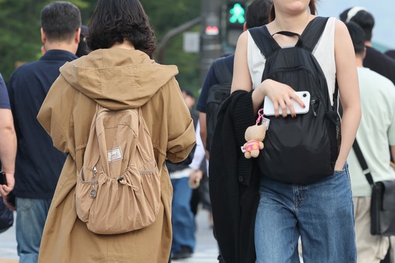 [사진] 민소매와 점퍼, 일교차 큰 날씨