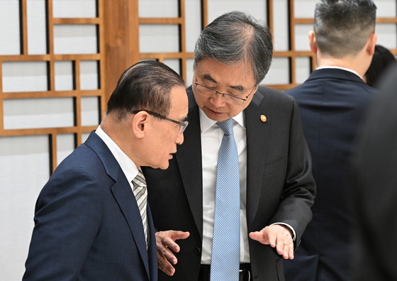 트럼프 때리는 여권 강경파…위성락 "오버 플레이 말아야"