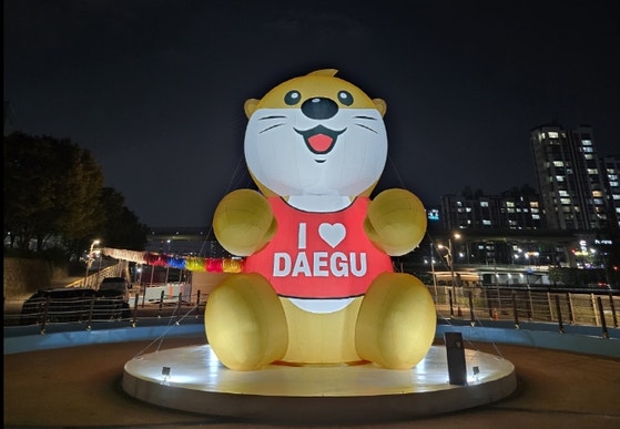 야외서 영화 보고 '도달쑤'와 찰칵…물놀이장 가을맞이 변신