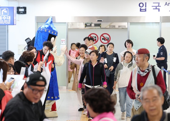 100만 유커 무비자 시대…"맥주 2000인분" "명품 매장 북적"