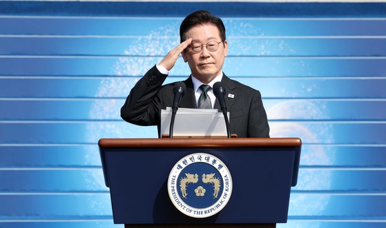 [속보] 李 "불법 계엄 잔재 청산…한미동맹 기반 <b>전작권 회복</b>"