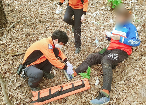 응급처치를 하는 경기 일산소방서 백석119안전센터 소속 고현종 소방장. 지난달 25일 딸의 공개수업에 참여하던 중 쓰러진 학부모를 응급처치해 구조했다. 사진은 기사 내용과 관련 없음. 일산소방서
