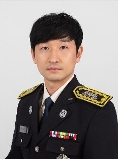 경기 일산소방서 백석119안전센터 소속 고현종 소방장. 지난달 25일 딸의 공개수업에 참여하던 중 쓰러진 학부모를 응급처치해 구조했다. 사진 일산소방서