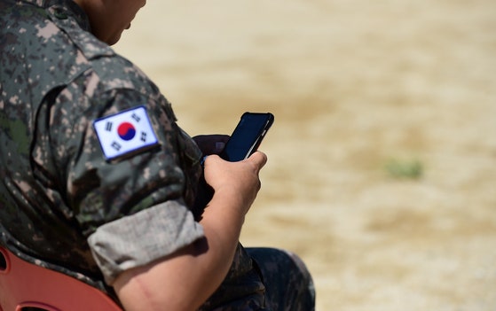 "우리 애 잘때 에어팟 주세요"…극성부모��에 극한직업 된 軍간부
