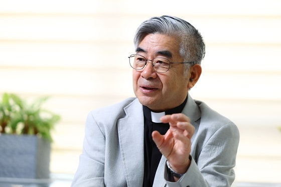 홍성남 신부 "정치도 종교도 그냥 삼키면 광신도…꼭꼭 씹어라" [창간 60년-종교 지도자를 만나다]