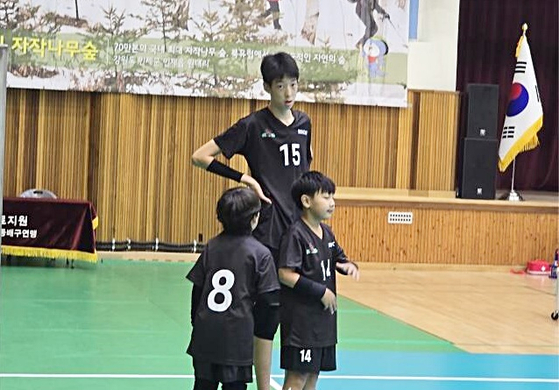 추계배 초등학교 배구대회에 출전한 용지훈(중앙 15번). 사진=한국초등배구연맹