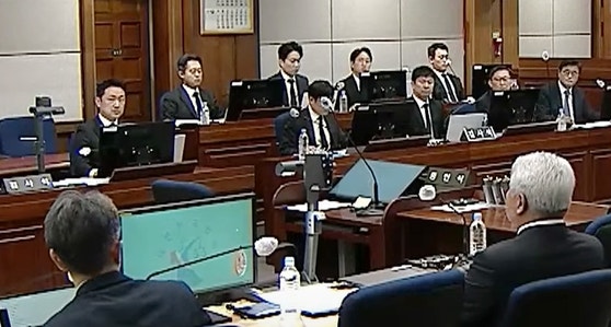 내란특검 검사들, 윤 재판서 ‘상복 시위’…집단반발 가세