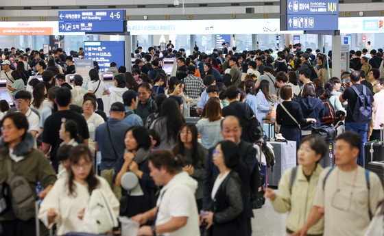 출국장에 카트 수십대 쌓였다…<b>연휴 첫날</b>, 파업 <b>인천공항</b> 풍경