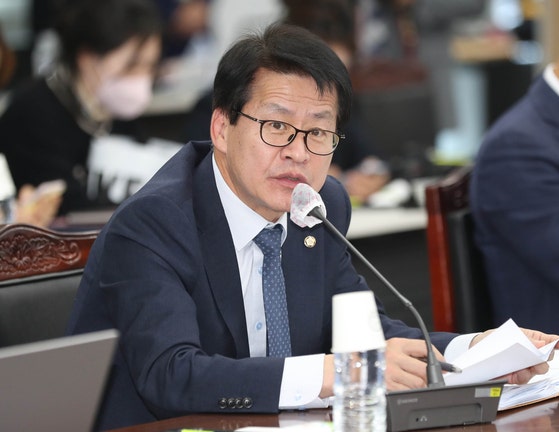 더불어민주당 임호선 의원이 17일 오후 경북 안동시 경상북도 경찰청에서 열린 국회 행정안전위원회의 국정감사에서 질의하고 있다. 연합뉴스