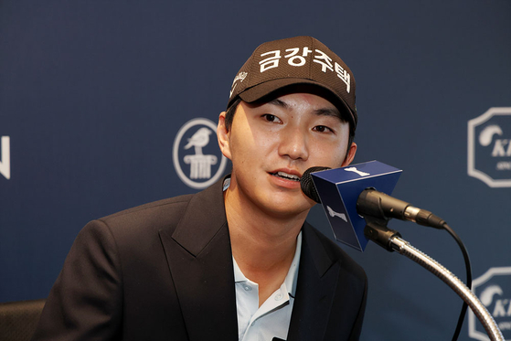 KPGA <b>옥태훈</b> 10억 상금 눈앞… 몰아치기로 <b>경북오픈</b> <b>우승</b>