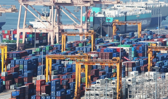 경기도 평택항에 컨테이너가 쌓여있는 모습. 연합뉴스