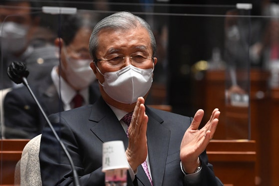 김종인 국민의힘 비상대책위원장이 2021년 4월 8일 국민의힘 의원총회에서 재보궐선거 승리를 자축하고 있다. 오종택 기자