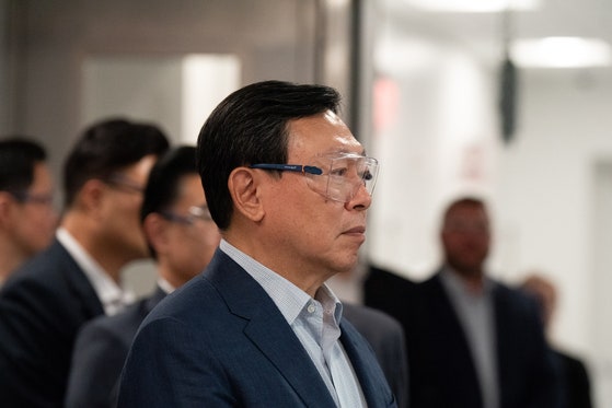 신동빈 롯데그룹 회장이 지난 5일 미국 뉴욕주에 위치한 롯데바이오로직스 시러큐스 바이오 캠퍼스를 찾아 지난 3월 준공 후 본격 가동에 들어간 ADC 생산시설을 시찰하고 있다.사진 롯데그룹