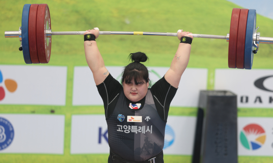 역도 <b>박혜정</b>, 허리 통증 딛고 2년만에 <b>세계선수권 우승</b>
