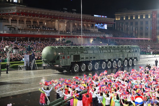 [사진] 북, 새 ICBM 화성-20형 공개 ‘대미 위협’
