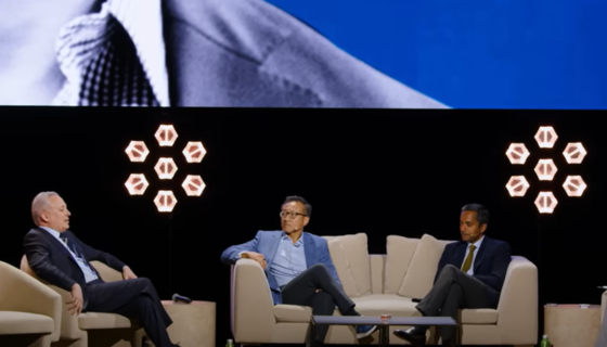 8일 조 차이 알리바바 회장(가운데) '올인 써밋'에 출연해 데이비드 색스 백악관 AI·암호화폐 정책 책임자(왼쪽) 등과 대담하고 있다. 유튜브 캡처