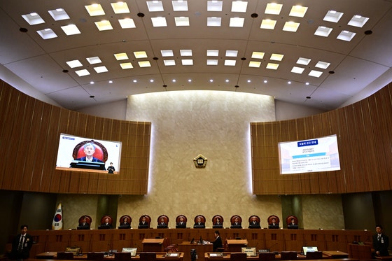 조희대 대법원장을 비롯한 대법관들이 5월 1일 오후 서울 서초구 대법원 대법정에서 이재명 더불어민주당 대선 후보의 공직선거법 위반 사건 상고심 선고를 준비하고 있다. [사진공동취재단]