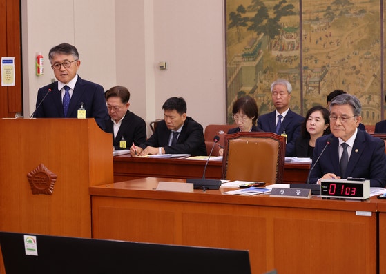 이재필 궁능유적본부장이 16일 서울 여의도 국회에서 열린 2025년도 국가유산청 등에 대한 문화체육관광위원회 국정감사에서 김건희 여사의 종묘 차담회 의혹과 관련한 더불어민주당 민형배 의원의 질의에 답하고 있다. 연합