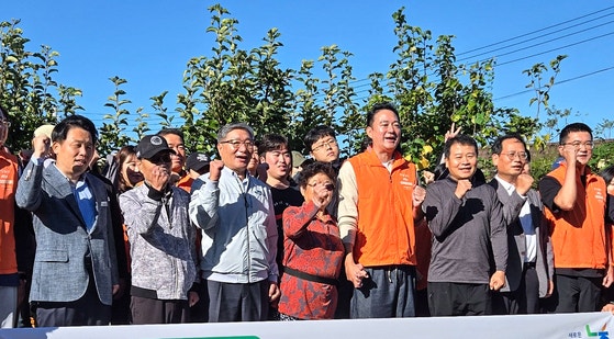 "사과대추 수확 돕고, 효도밥상 지원" 중앙그룹, 농가 일손 지원