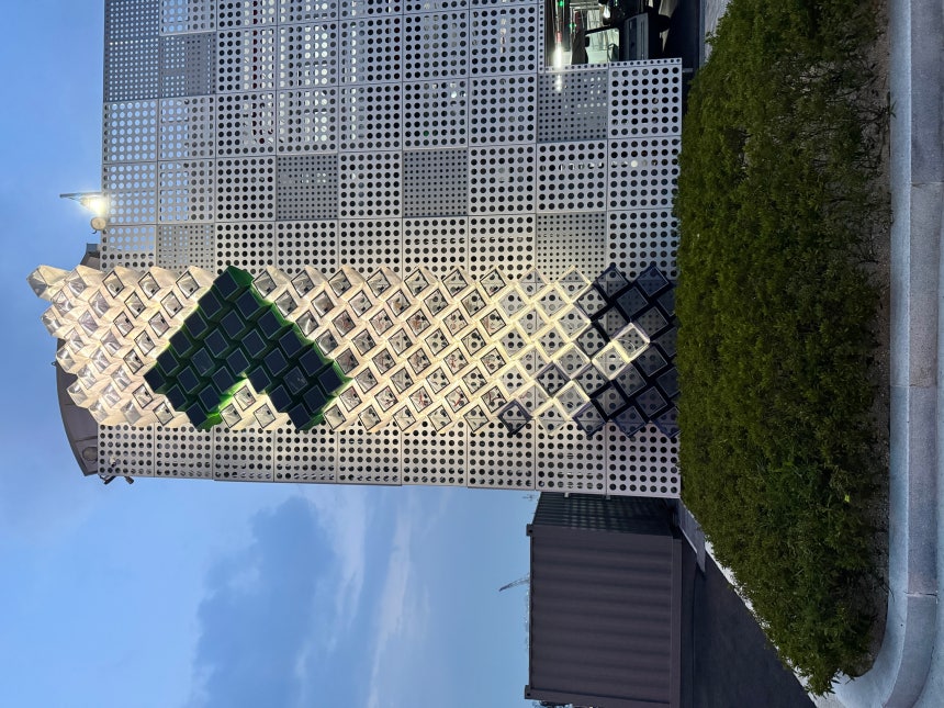 HD현대건설기계 울산공장 외벽에 실증 설치된 3D 프린팅 융합 태양광 모듈 모습