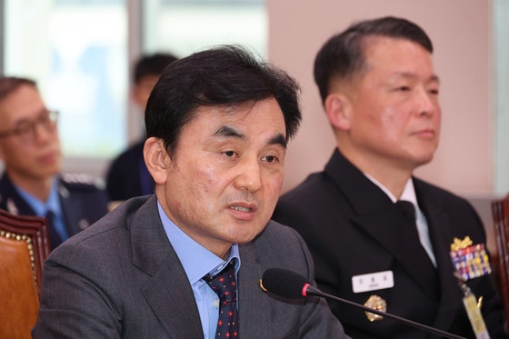 안규백 국방부 장관이 17일 서울 여의도 국회 법제사법위원회에서 열린 군사법원 등에 대한 국정감사에서 의원질의에 답변하고 있다. 연합뉴스