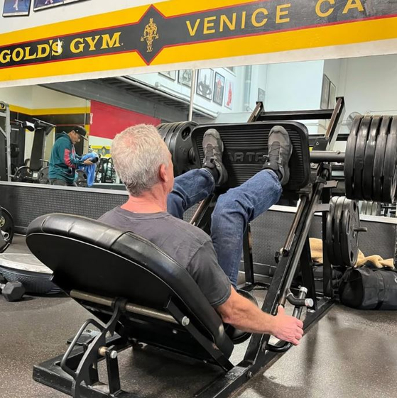 청바지 중독 케네디, 헬스장에서도 청바지 입네?