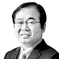 [이하경 칼럼] 제 발에 총을 쏜 트럼프를 이기는 법