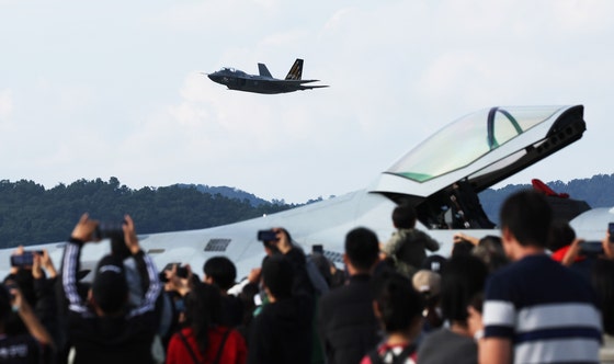 [사진] KF-21에 시선 집중