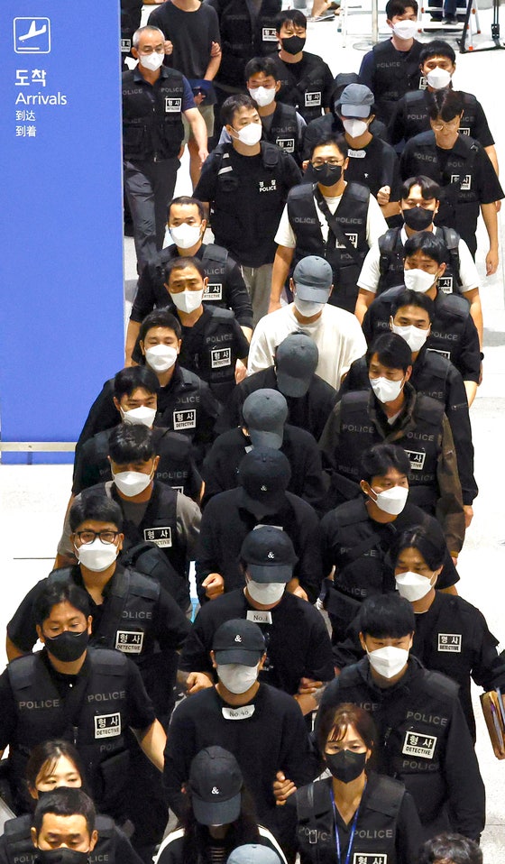 [사진] 64명 송환…120억대 ‘스캠’ 몸통은 빠졌다