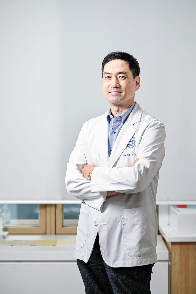 손끝 기술로 손을 되살린다··· 1mm 신경 잇는 미세수술 권위자 [Health&]