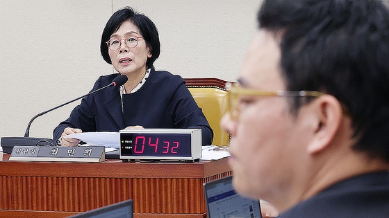 더불어민주당 소속 최민희 국회 과학기술정보방송통신위원회 위원장이 20일 서울 여의도 국회 과학기술정보방송통신위원회에서 열린 국정감사에서 박정훈 국민의힘 의원을 향해 발언하고 있다. 연합뉴스