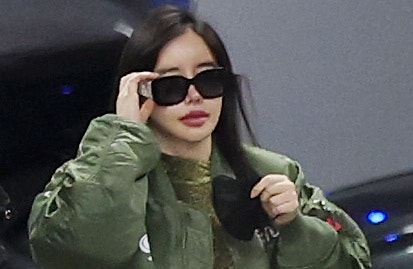 '양현석 고소' <b>박봄</b> 돌발 행동에…소속사 "활동 중단, <b>치료</b> 전념"
