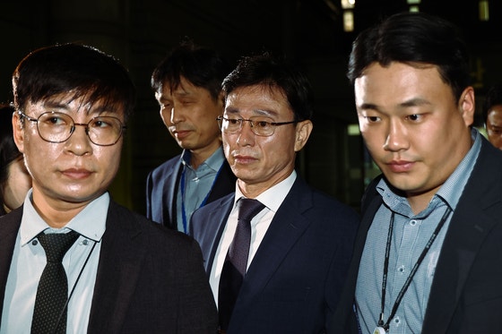 채상병 순직 및 수사 외압 의혹의 핵심 피의자인 임성근 전 해병대 1사단장이 23일 서울중앙지방법원에서 열린 구속 전 피의자 심문(영장실질심사)을 마친 뒤 법원을 나서고 있다. 김