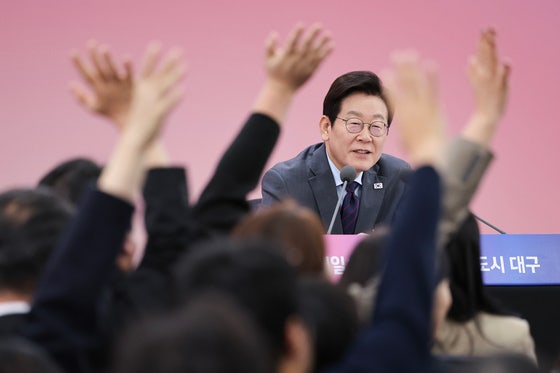 李 대통령 “<b>수도권 집값</b> 안잡히면 日처럼 ‘잃어버린 30년’ 시작”