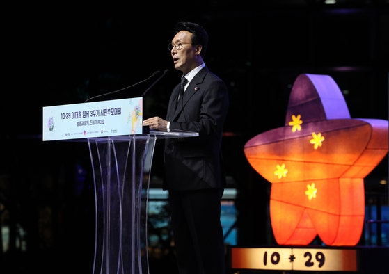 김민석 국무총리가 25일 서울 중구 서울광장에서 열린 이태원 참사 3주기 시민추모대회에서 추모사를 하고 있다. 뉴스1