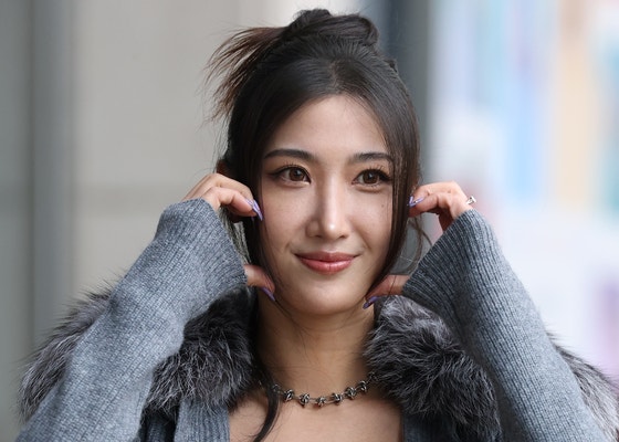 가수 겸 작곡가 이재가 라디오 '이은지의 가요광장' 출연을 위해 지난 13일 오전 서울 영등포구 KBS 본관으로 들어서며 인사를 하고 있다. 이재는 넷플릭스 애니메이션 '케이팝 데