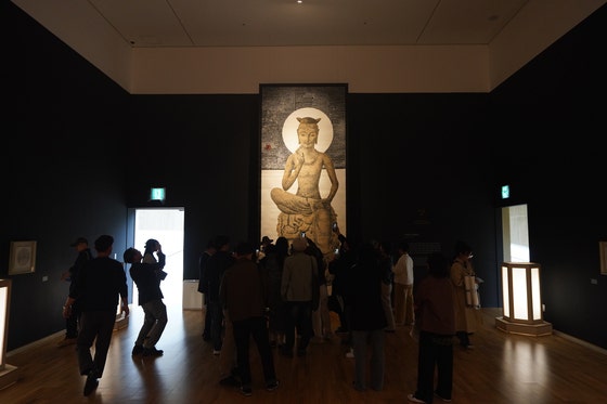 화가가 그린 상체, 역사가 남긴 하체…그 부처가 보는 꿈