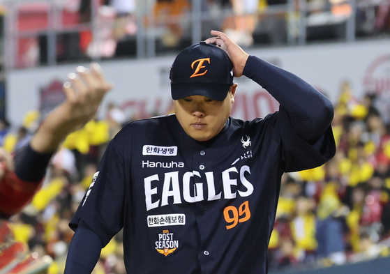 19년 만에 한국시리즈 등판했는데…<b>류현진</b>, 3이닝 7<b>실점</b> 악몽