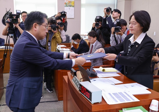 “범죄자들이 특검 흔든다” 한문혁 검사 감싸는 추미애