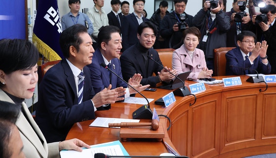 “코스피 4000” 박수 쏟아졌지만, 긴장 늦추지 않는 여당