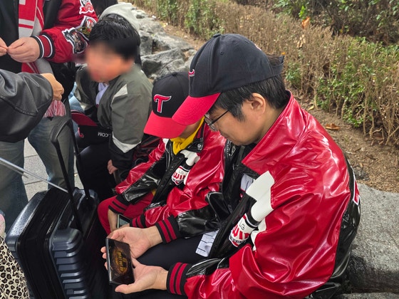 200만원 치솟은 한국시리즈 암표…경기장 밖 '겉돌족'은 운다