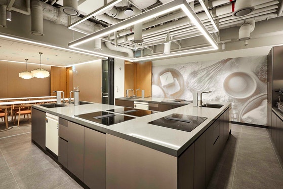 "발길에 벌 길 있다"…백화점 3사, 식품관 이어 '문센' 경쟁